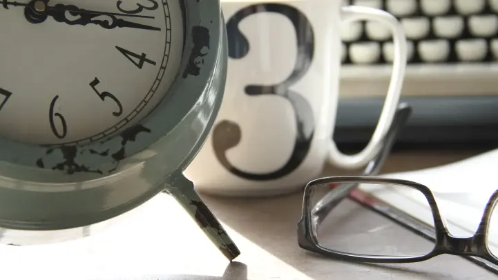 メガネと時計とマグカップ