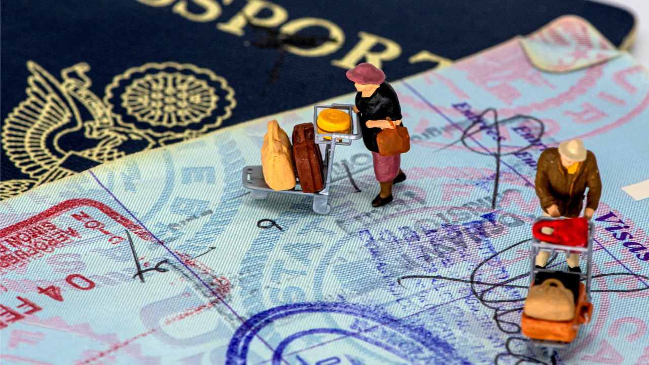パスポートの上に置かれた小さい人形