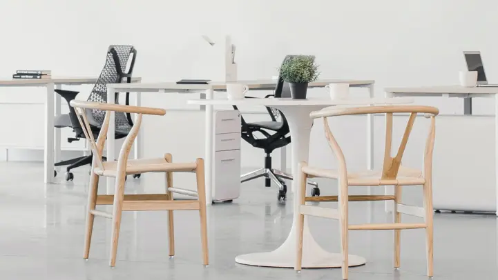 机と椅子