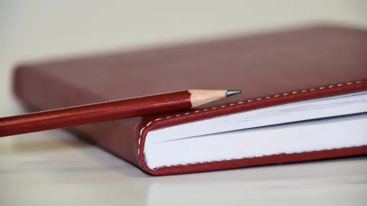 赤いメモ帳とペン